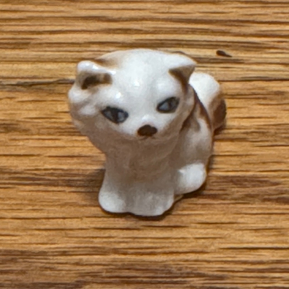 Hagen Renaker Ceramic Cat Figurine White and Brown 1”